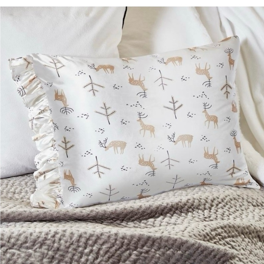 Elegant White Pillowcase with Ruffle Detail